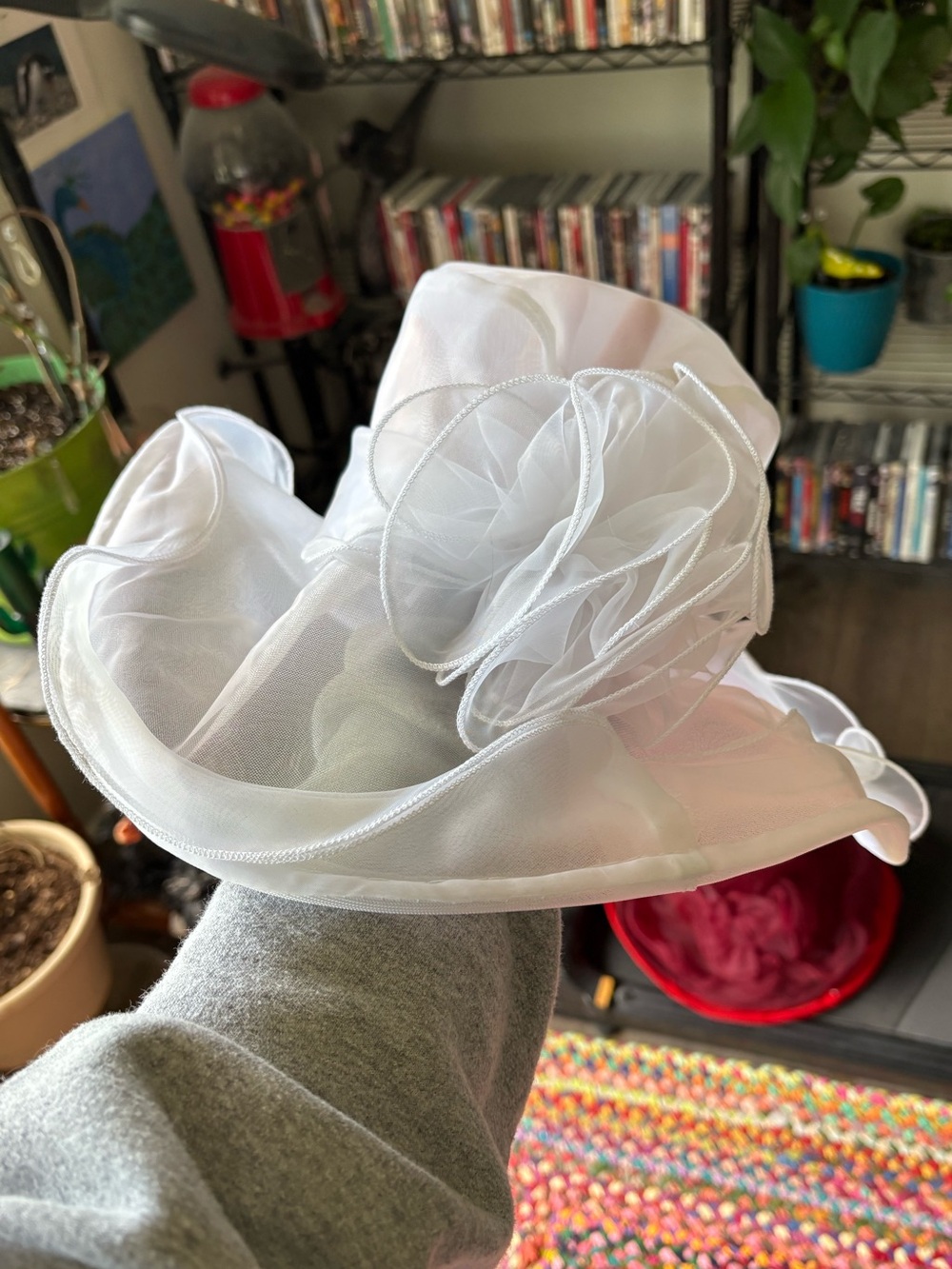 WHITE RUFFLED ORGANZA FORMAL DERBY CHURCH HAT